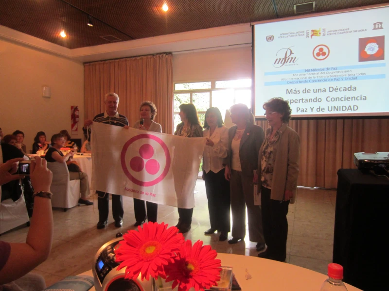 Mabel Katz bandera de la Paz